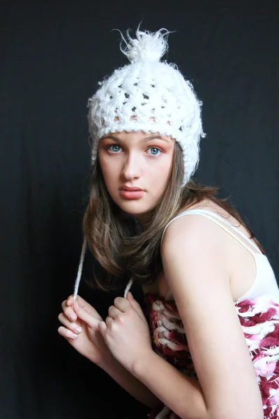 Chica joven en gorra blanca —  Fotos de Stock