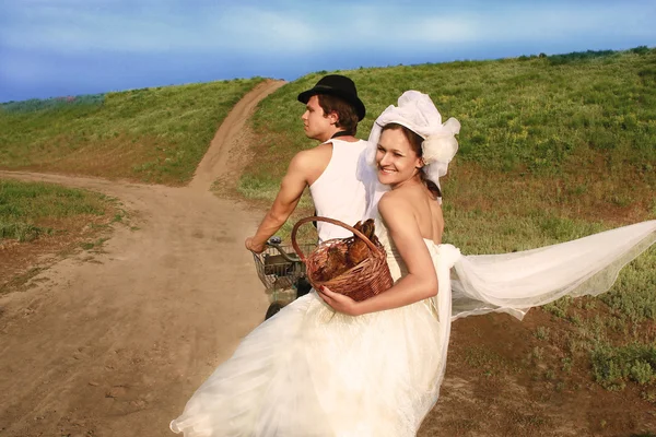Жених и невеста в деревне — стоковое фото