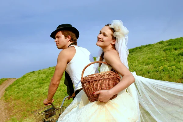 Bride and groom in the village — Stock Photo, Image