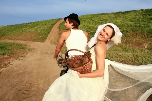 Жених и невеста в деревне — стоковое фото