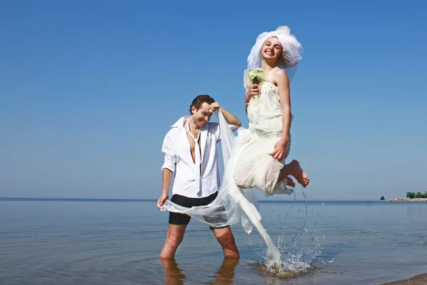 Невеста и жених в воде — стоковое фото