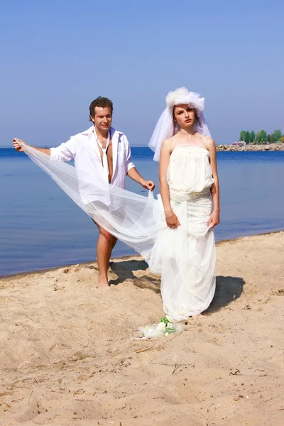 The bride and groom on the beach — Stock Photo, Image