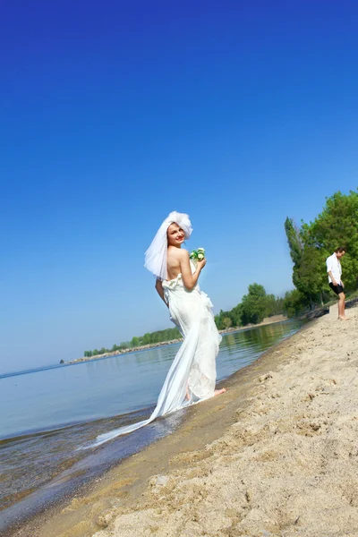 A noiva e o noivo na praia — Fotografia de Stock