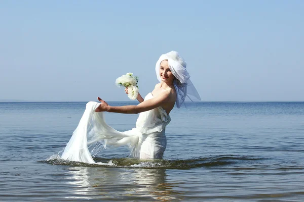 Невеста в воде — стоковое фото