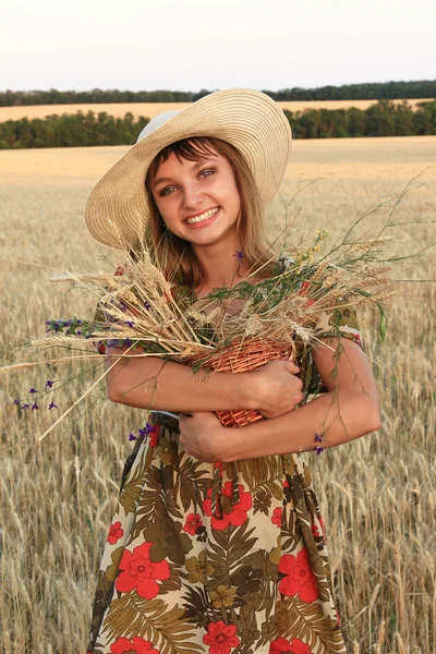 Girl in a wheat field — Stock Photo, Image