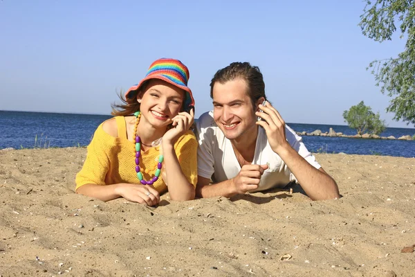 Girl and guy on the beach — Stock Photo, Image