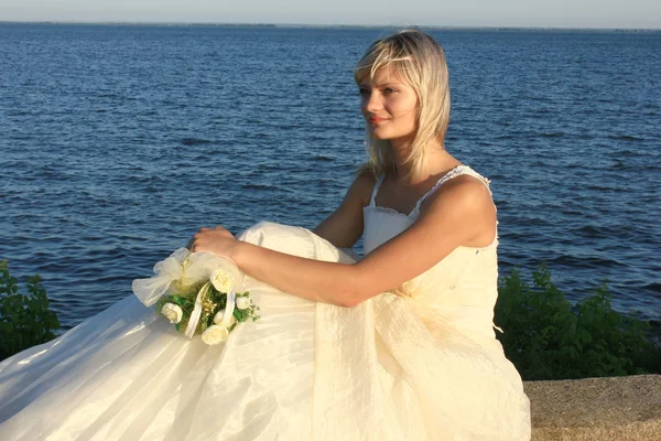 Невеста на фоне моря с — стоковое фото