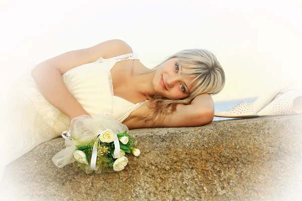 Mariée sur le fond de la mer avec un bouquet de mariage — Photo