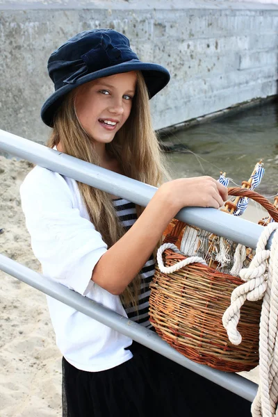 Flicka i retro stil på stranden mot havet — Stockfoto