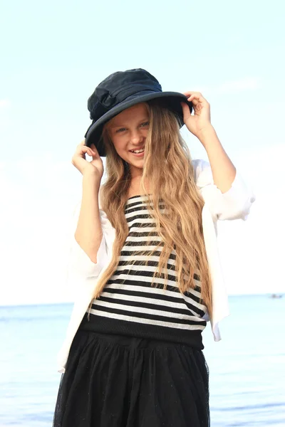 Дівчина в ретро-стилі на пляжі проти моря — стокове фото