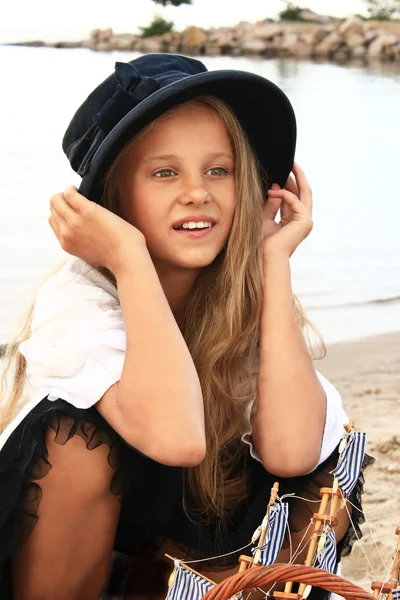 Дівчина в ретро-стилі на пляжі проти моря — стокове фото