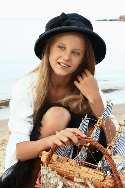 Dívka v retro stylu na pláži proti moři — Stock fotografie