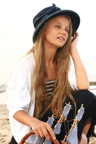 Chica en estilo retro en la playa contra el mar — Foto de Stock