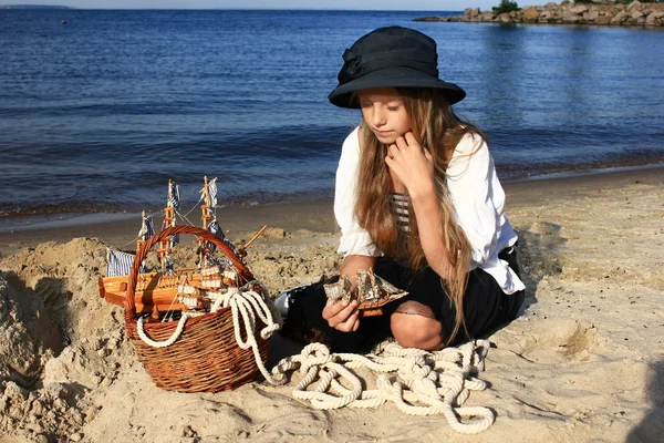 Chica en estilo retro en la playa contra el mar —  Fotos de Stock