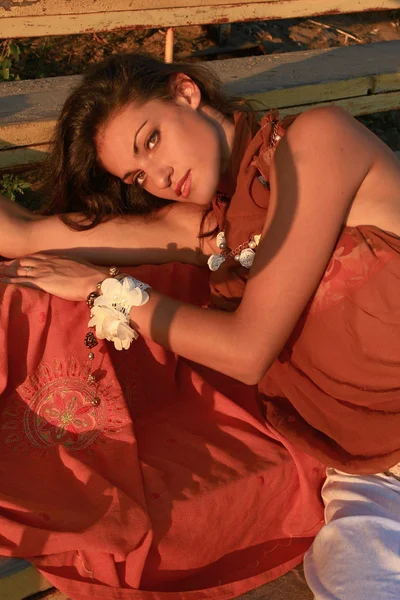 Mädchen Brünette im östlichen Kleid auf einem Hintergrund aus Bambus — Stockfoto