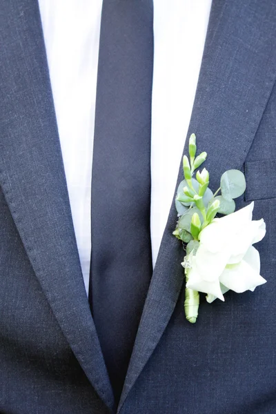 Unga brudgummen i kostym — Stockfoto
