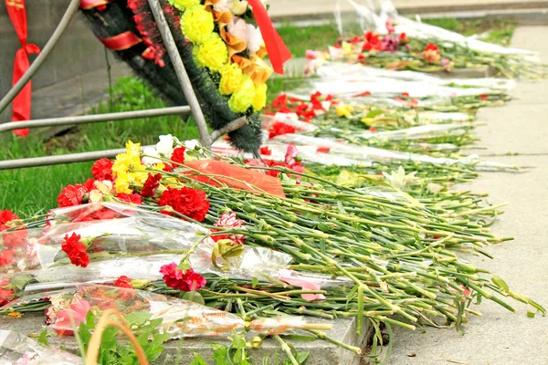 stock image Flowers and wreath are on the ground