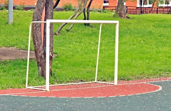 Gol sepak bola pada anak-anak bermain lapangan — Stok Foto