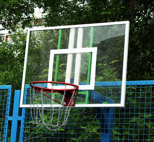A basketball hoop on the street basketball court — Stock Photo, Image