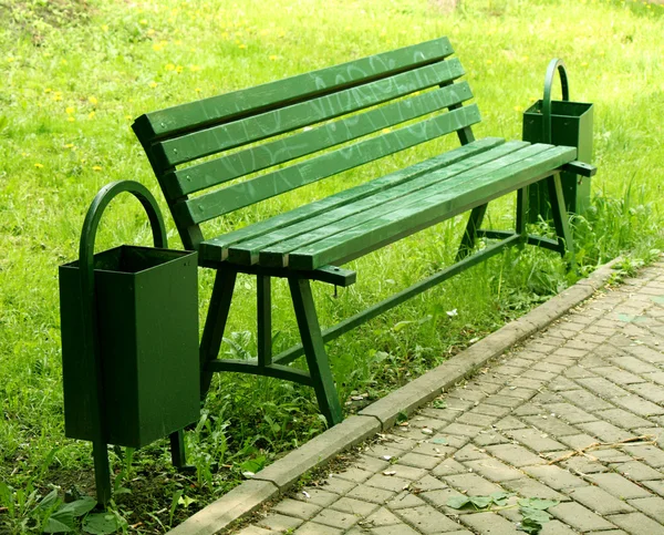 Zelené lavičky a popelnice v ulici — Stock fotografie