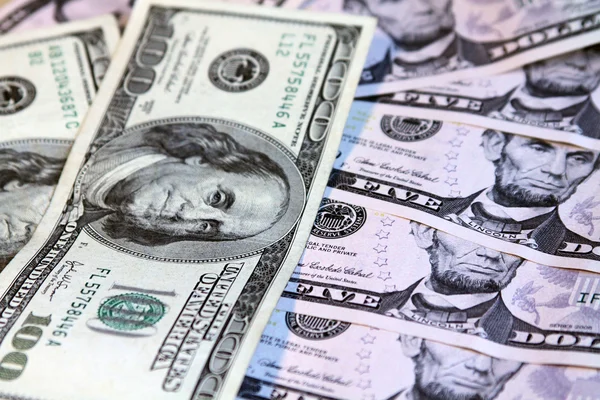 Tas de dollars américains, billets de différentes valeurs, contexte monétaire — Photo