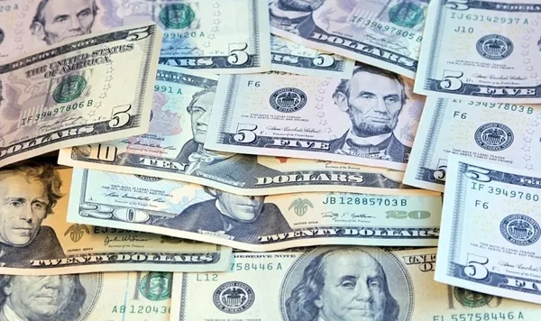 Σωρό από εμάς δολάρια, σημειώσεις διαφορετικής αξίας, χρήματα φόντο — Φωτογραφία Αρχείου