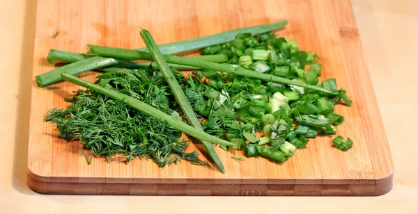 Greens: onion, parsley and dill on the chopping board — Stock Photo, Image