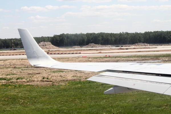 Αεροπλάνο στην προσγείωση διάδρομο δρόμο, θέα από μέσα — Φωτογραφία Αρχείου