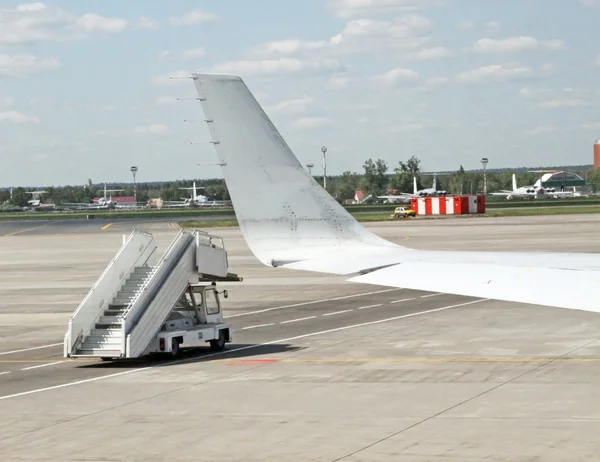 Avion pe pista de aterizare, vedere din interior — Fotografie, imagine de stoc