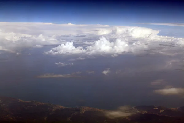 Obloha, mraky a krásné hory pod, pohled z letadla — Stock fotografie