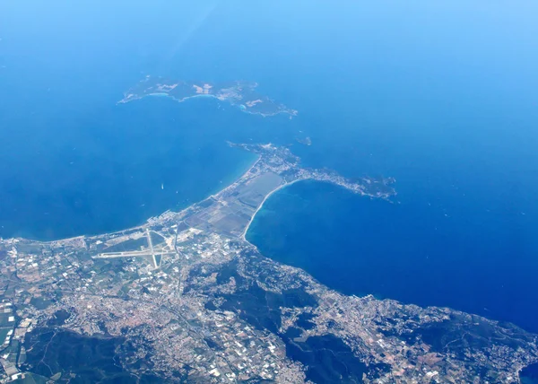 Вид с воздуха на побережье моря — стоковое фото