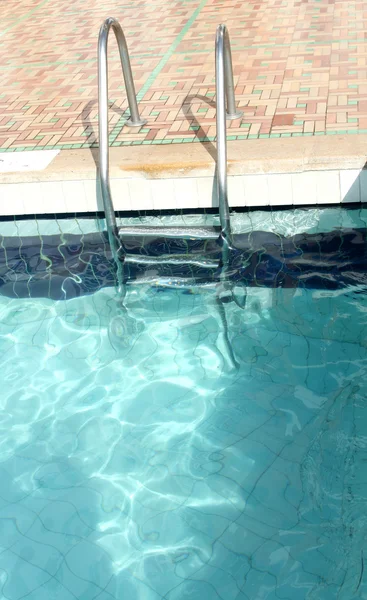 Плавательный бассейн с Мбаппе в отеле рядом — стоковое фото