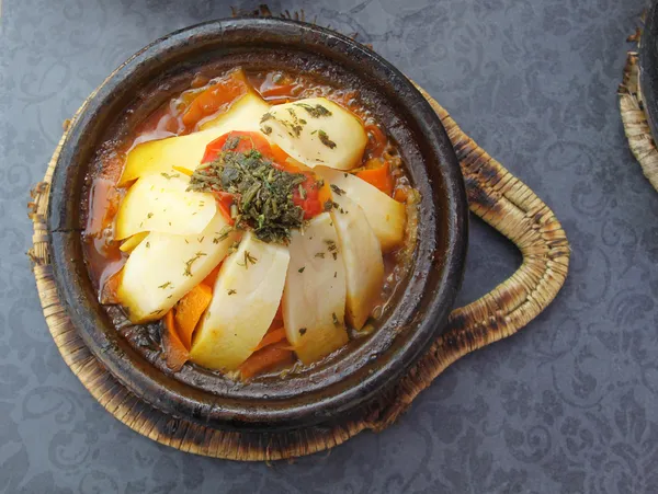 Μαρόκο εθνικό πιάτο - tajine συναντηθούν με λαχανικά Εικόνα Αρχείου