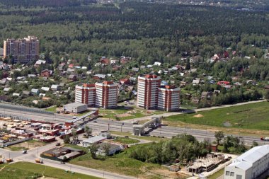 binalar ve yollar ile şehrin havadan görünümü