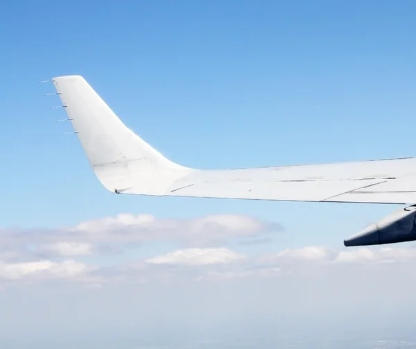 Αεροφωτογραφία του αεριωθούμενο αεροπλάνο πτέρυγα και σύννεφα — Φωτογραφία Αρχείου