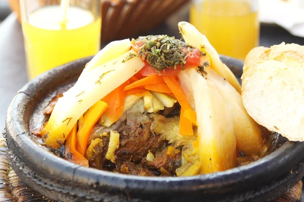 Marokkó nemzeti étel - tajine találkoznak, zöldségekkel — Stock Fotó