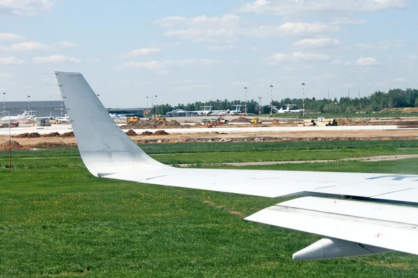 Vliegtuig in start-en landingsbaan road, uitzicht vanaf binnen de landing — Stockfoto