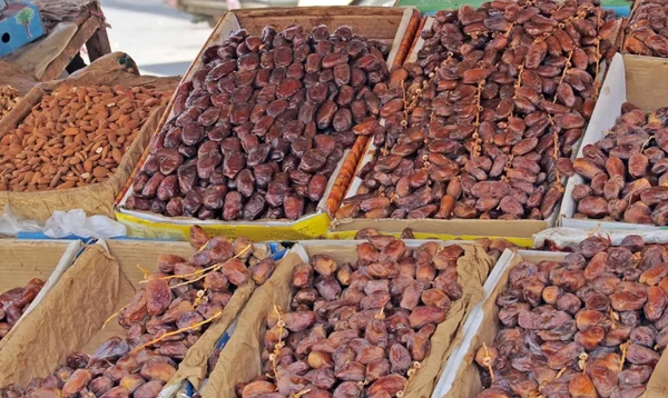 Fechas (frutas de la fecha) en exhibición en el mercado callejero — Foto de Stock