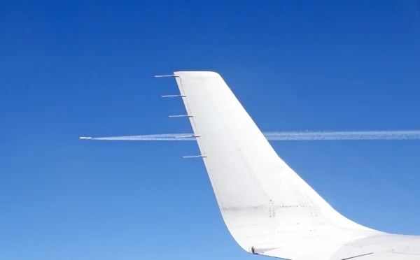 Uitzicht vanuit het raam van een vliegtuig op een parallelle vliegtuig — Stockfoto