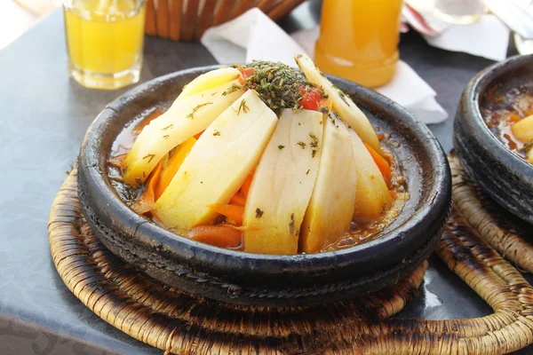 Марокко национальное блюдо - таджине встречи с овощами — стоковое фото
