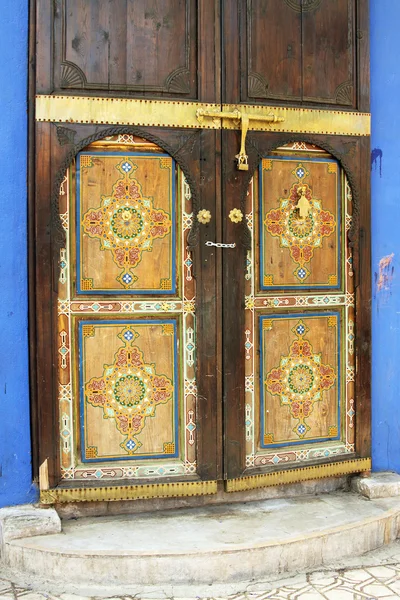 東洋アラビア華やかな塗装ドア (マラケシュで作られた画像, — ストック写真