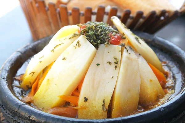 Національна страва Марокко - tajine зустрінуться з овочами — стокове фото