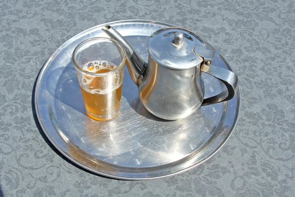 Une bouilloire à la menthe marocaine et un verre — Photo