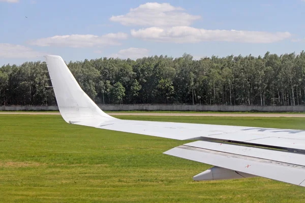 Flygplan landar landningsbanan road, vy från insidan — Stockfoto