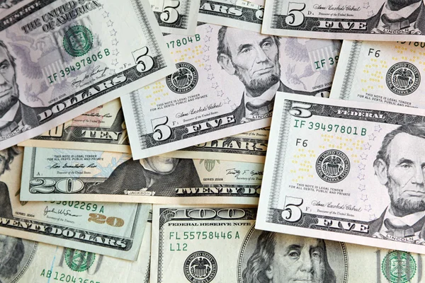 Heap de dólares americanos, notas de valores diferentes, fundo do dinheiro — Fotografia de Stock