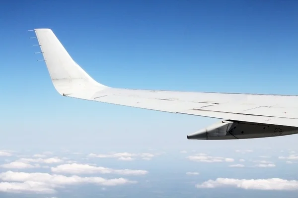 Jet uçağın kanat ve bulutlar havadan görünümü — Stok fotoğraf