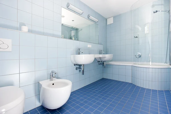 Moderne blauwe badkamer — Stockfoto