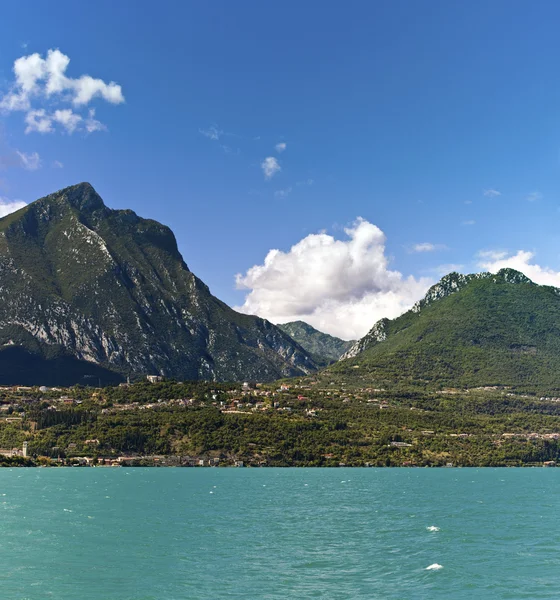 Gardameer - toscolano-maderno en zijn bergen — Stockfoto