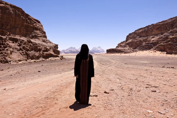 Mujer nómada con burka en el desierto — Foto de Stock