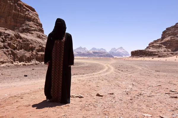 Кочевая женщина с паранджой в пустыне — стоковое фото